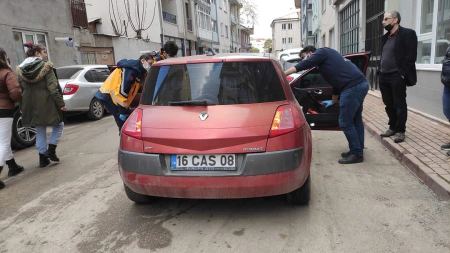 Şekeri düşünce otomobil içinde bayıldı