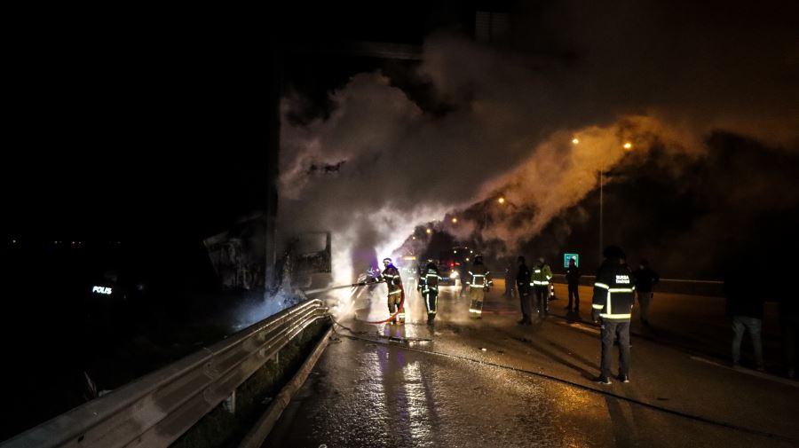 Yönlendirme direğine çarpıp yanan kamyondaki 2 kişi öldü, 2 kişi ağır yaralandı