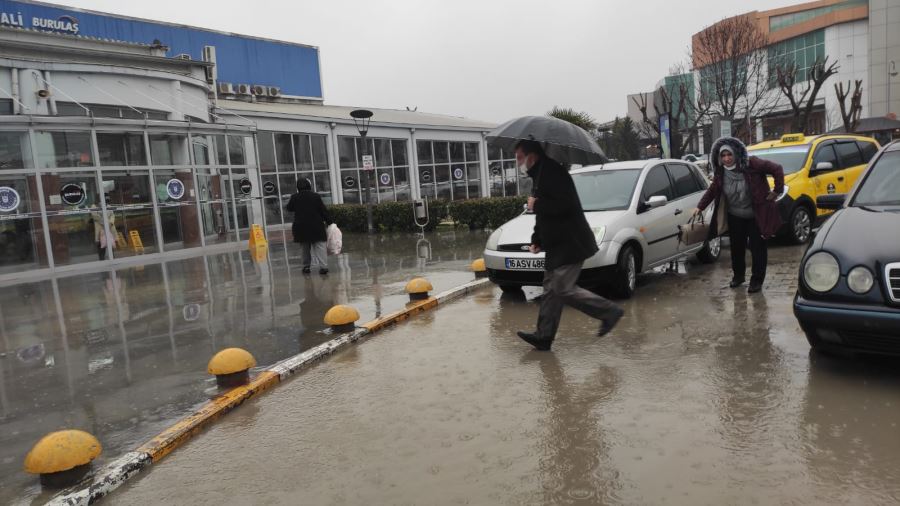 Terminal önünde biriken su vatandaşları olumsuz etkiledi