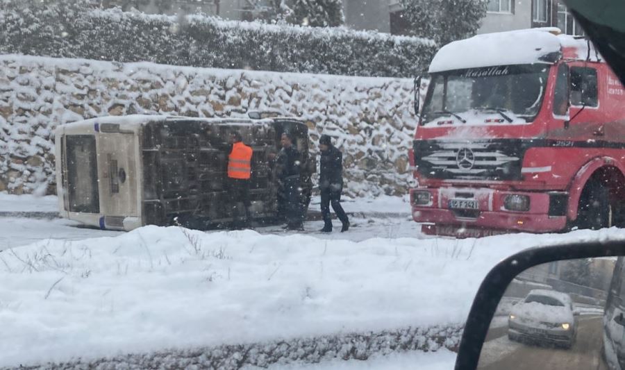 Işçi servisi devrildi 3 işçi yaralandı 