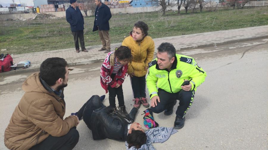 Yaralı annesinin başında ağlayan çocuğu polis teselli etti