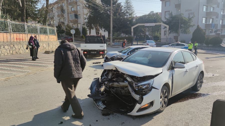 Kafa kafaya çarpışan otomobillerin sürücüleri yaralandı