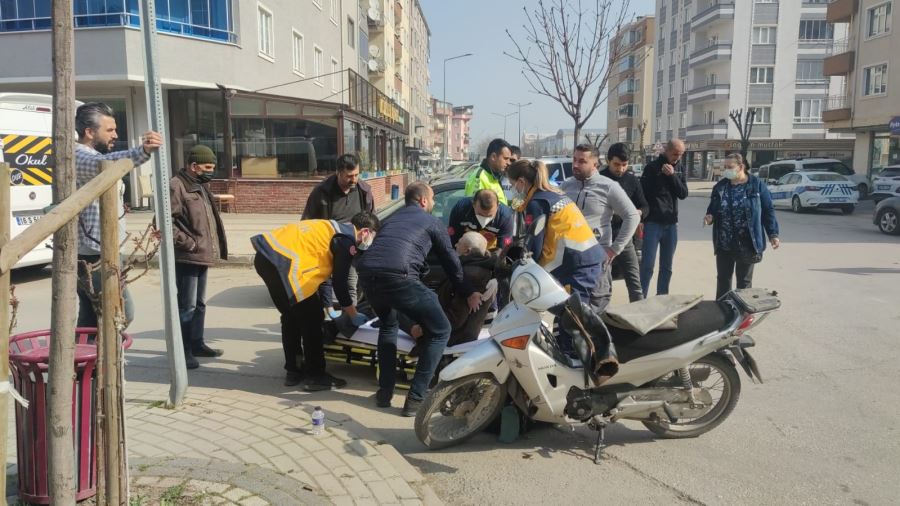 Otomobil ile çarpışan motosikletin sürücüsü yaralandı