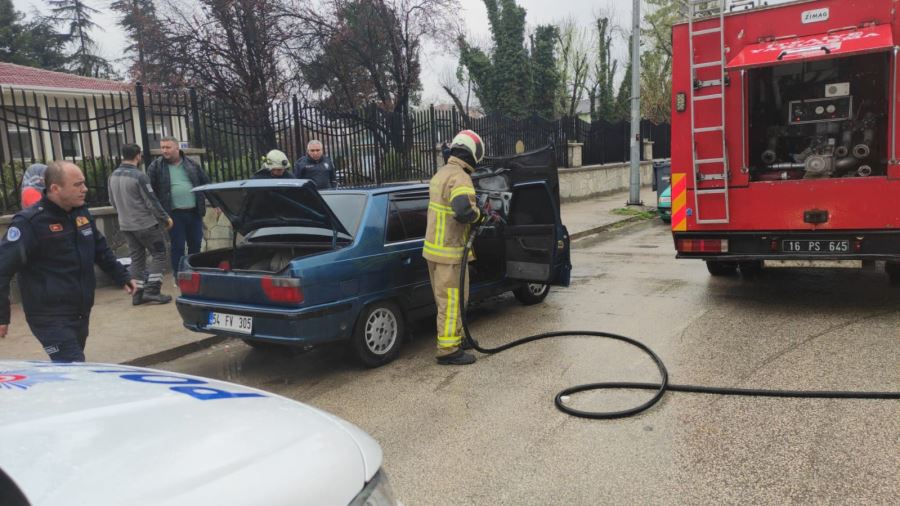 Otomobilin motor kısmında çıkan yangın korkuttu