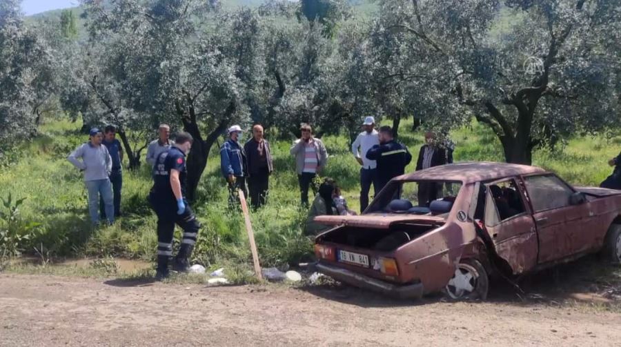 Otomobil zeytinliğe daldı, 2’si çocuk 4 kişi yaralandı