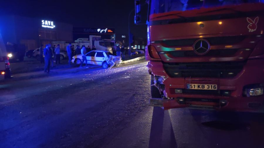 Kırmızı ışıkta bekleyen araçlara  tır çarptı 3 yaralı var