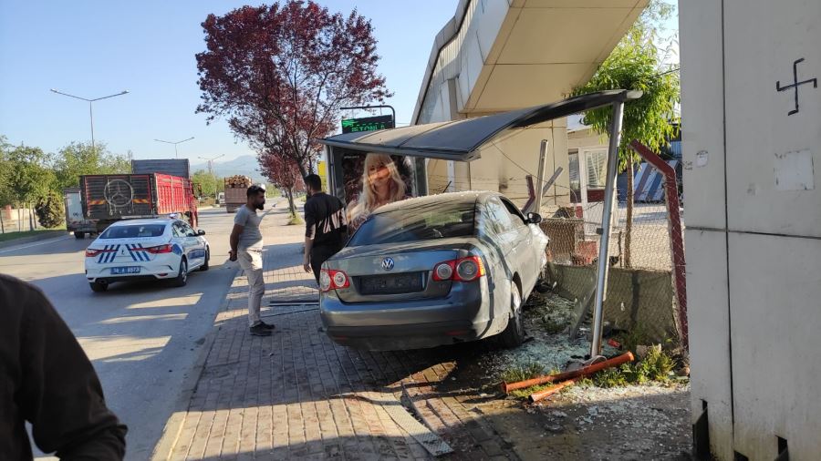 Direksiyon hakimiyetini kaybeden otomobil otobüs durağına daldı