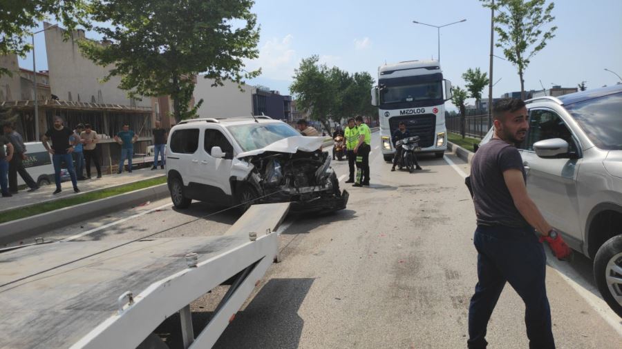 Freni boşalan minibüs El frenini çekince kaza meydana geldi