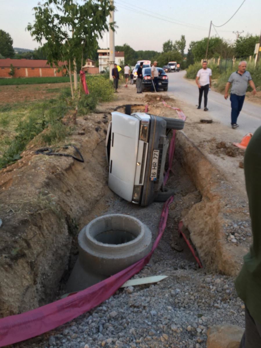 Kontrolden çıkan otomobil çukura devrildi 