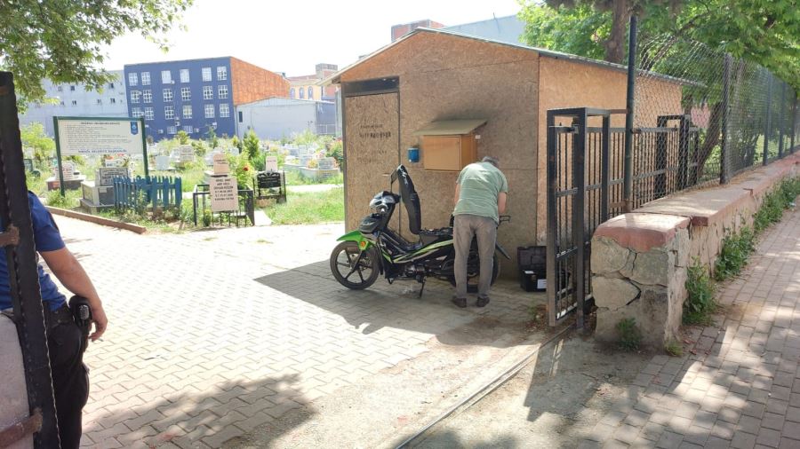 Çaldığı motorsikleti mezarlığa saklayan hırsız yakalandı