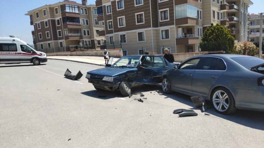 İnegöl’de korkutan kaza 2’si çocuk 4 kişi ölümden döndü