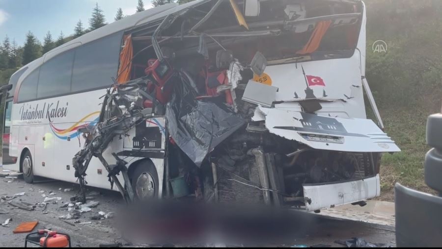 Tırın otobüsü arkadan çarpma sonucu 1 kişi öldü, 6 kişi yaralandı