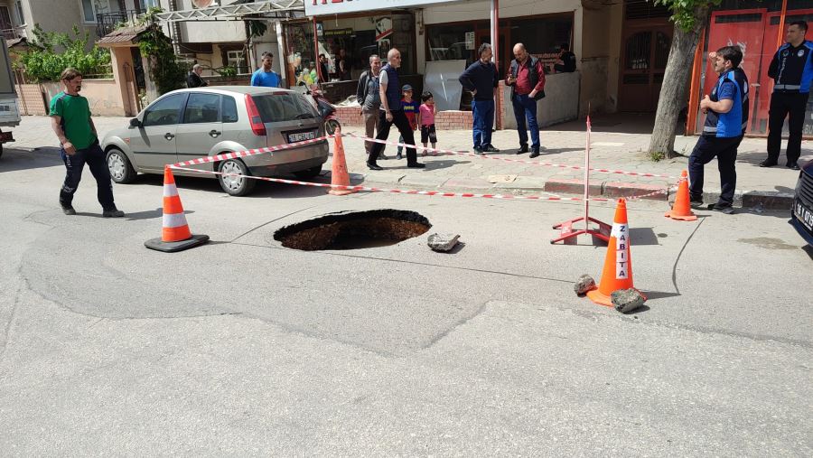 Asfaltın çökmesi korkuya neden oldu