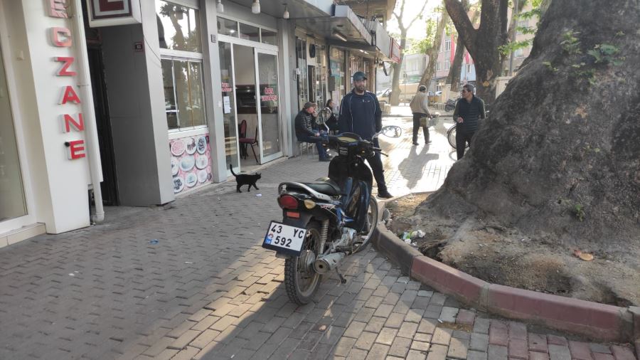 Motosiklet hırsızını sabah dükkanı açan kahvehane sahibi yakaladı