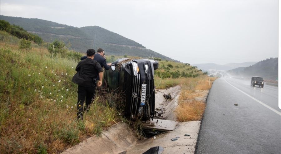 korumalarının bulunduğu aracın kaza yapması sonucu 4 görevli hafif yaralandı