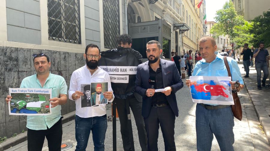 ABDÜLHAMİD HAN DERNEĞİNDEN YUNAN KONSOLOSLUĞU ÖNÜNDE SİYAH ÇELENKLİ PROTESTO