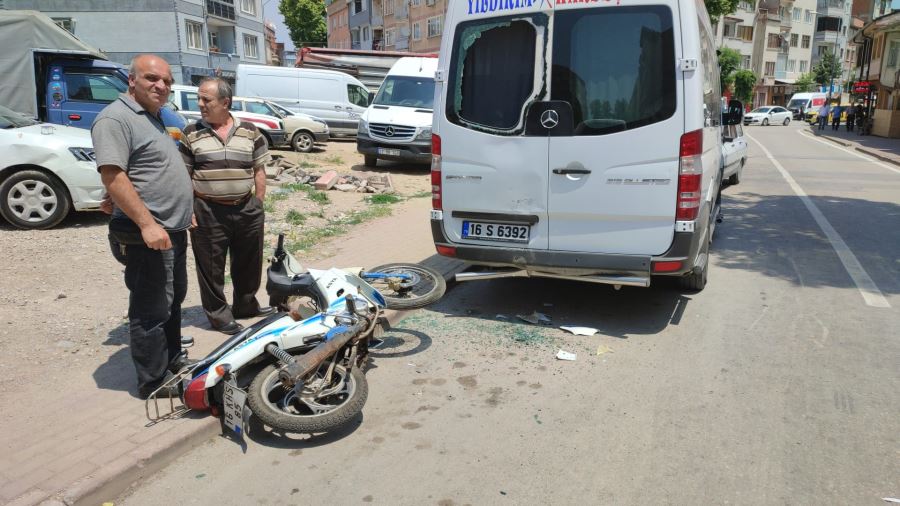 Park halindeki minibüse çarpan motosikletin sürücüsü yaralandı