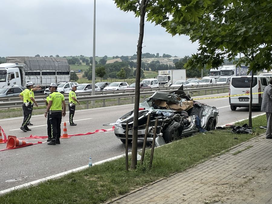 Beton mikserinin otomobilin üstüne devrildiği kazada 4 kişi öldü, 3 kişi yaralandı