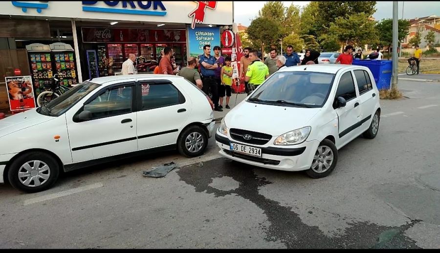 Motorsiklet otomobile çarpması sonucunda  2 kişi yarandı