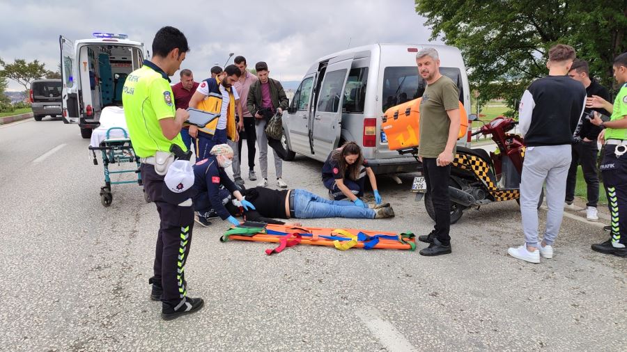 Hafif ticareti araca arkadan çarpan motosiklet sürücüsü yaralandı