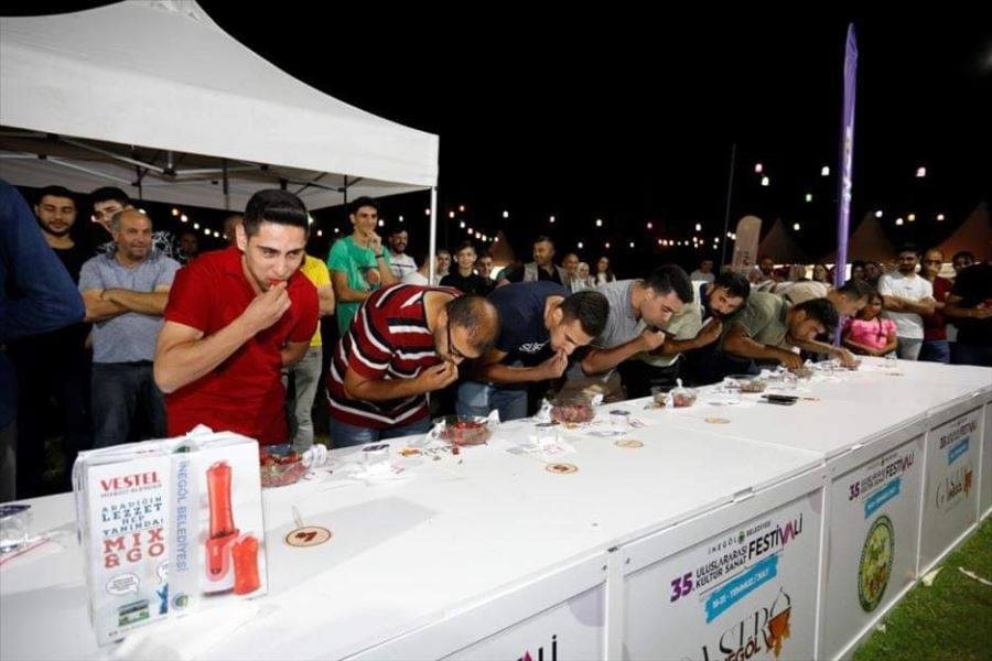 Çilek Yeme Yarışması Festivale Renk Kattı