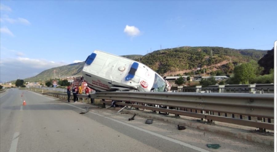 Hasta Taşıyan ambulans refüje çıktı, 1 kişi öldü, 3 sağlıkçı yaralandı