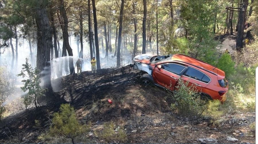 Kaza yapan araçta başlayıp ormana sıçrayan yangına müdahale ediliyor