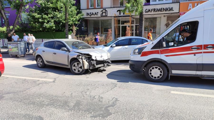 Direksiyon hakimiyetini kaybeden sürücü park  halindeki araca çarptı