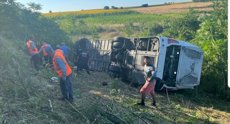 Yolcu otobüsü devrildi  6 kişi öldü, 25 kişi yaralandı