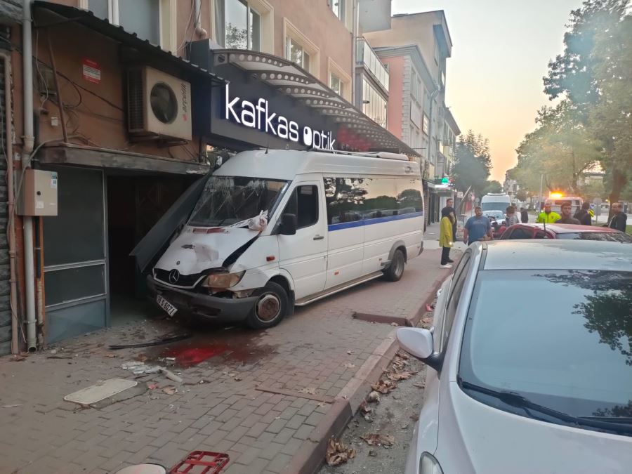 Servis minibüsü iş yerine girdi