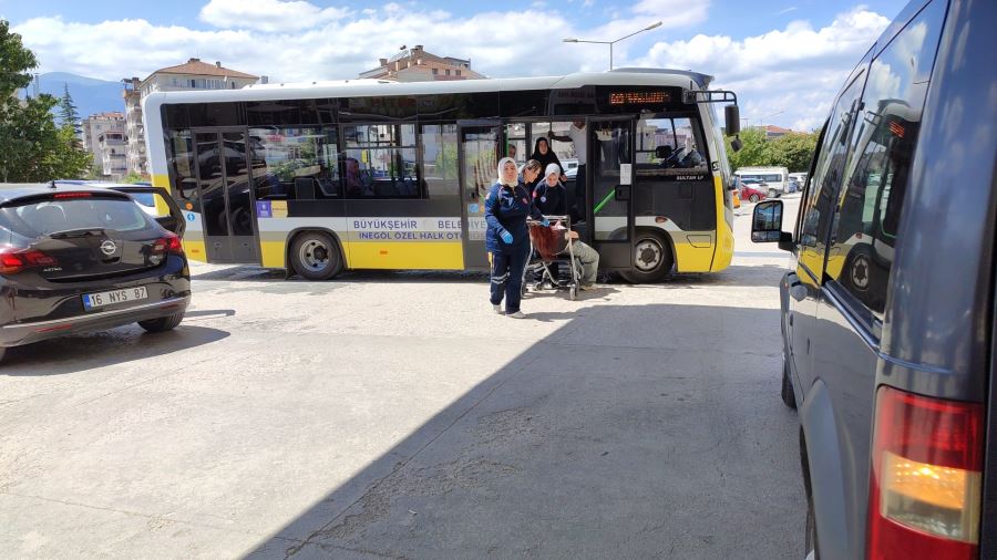 Baygınlık geçiren yolcuyu hastaneye yetiştirdi