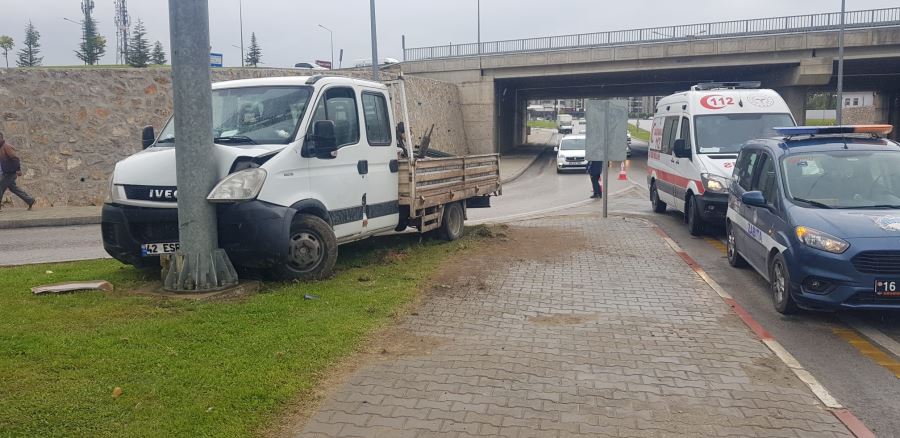 Kontrolden çıkan kamyonet elektrik direğine çarptı 2 kişi yaralandı