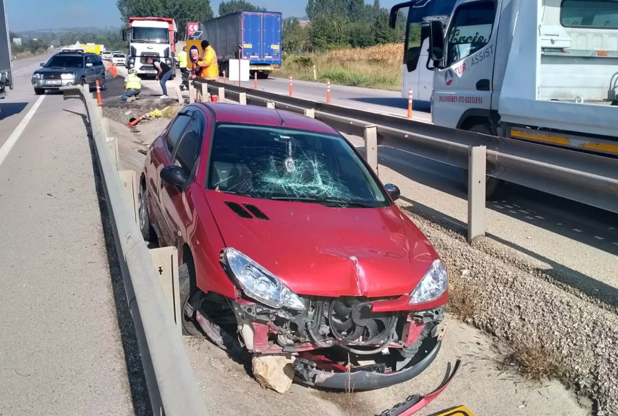 Bariyerlere çarptı daha sonra iki yol arasındaki kanala düştü