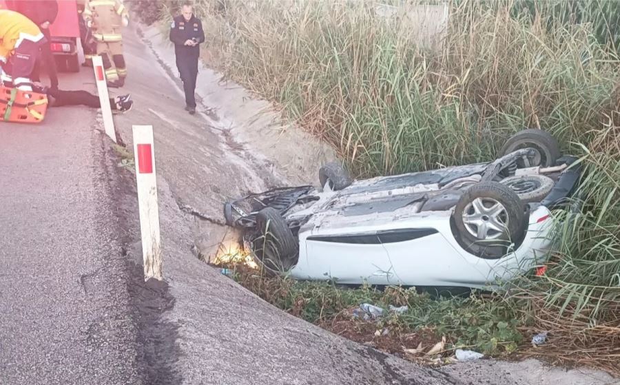 Sulama kanalına devrilen otomobilin sürücüsü yaralandı