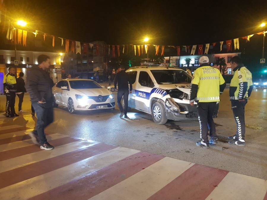 Belediye meydanında korkutan kaza! Polis otosu ile çarpıştı...