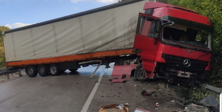 Bursa-Ankara kara yolunda bariyere çarpan tır yolu kapattı