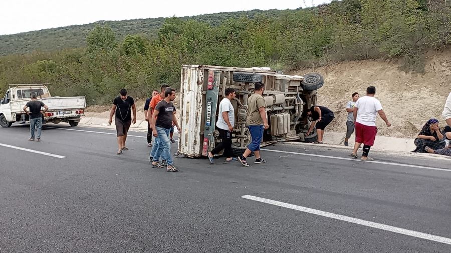 kontrolden çıkan kamyonet devrildi