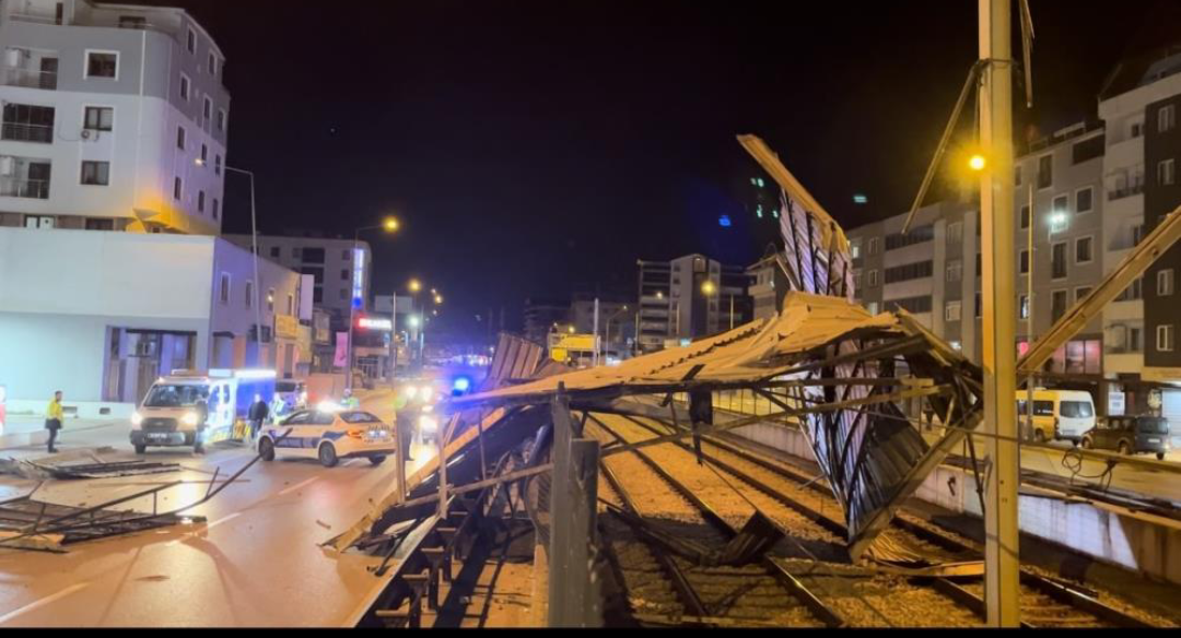 Metro hattına çatı uçtu, seferler durdu