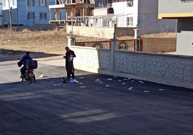 PTT personelinin motosikletini çalıp, evrakları yola saçtı