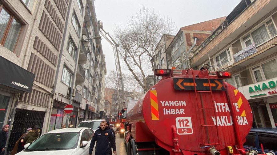 5 Katlı binanın çatı katında çıkan yangın söndürüldü