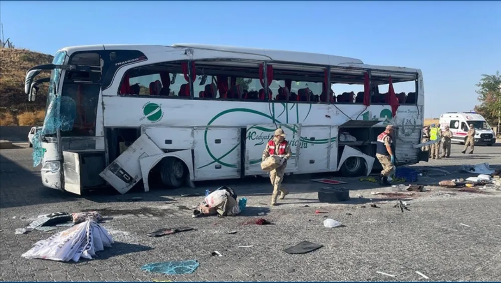 Otomobille  çarpışan otobüsün devrilmesi  sonucu 2 kişi öldü, 25 kişi  yaralandı