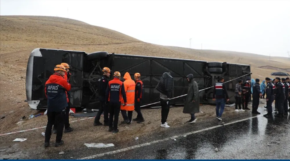 Yolcu otobüsü devrildi,  7 kişi öldü, 40 kişi yaralandı