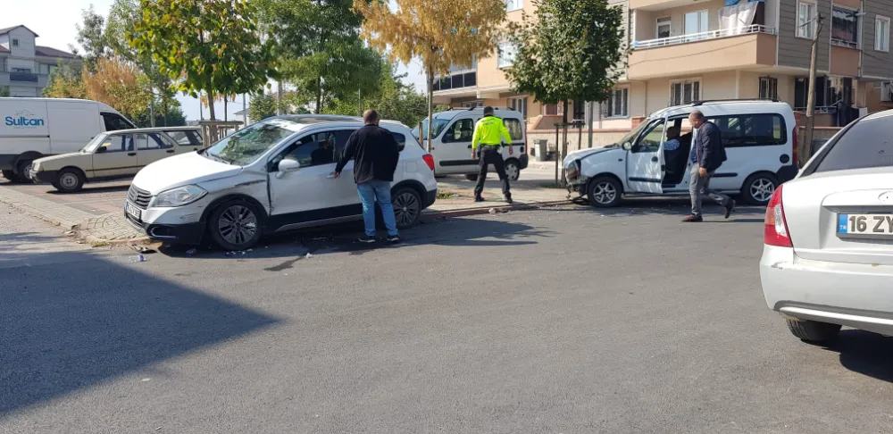 Dur tabelasına dikkat etmeyen sürücü kaza yaptı 2 kişi yaralandı 