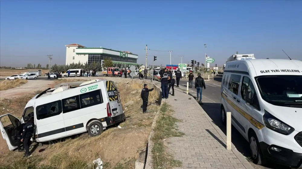 İşçi servisi ile  kamyonetin çarpıştığı kazada 2  kişi öldü, 15 kişi yaralandı