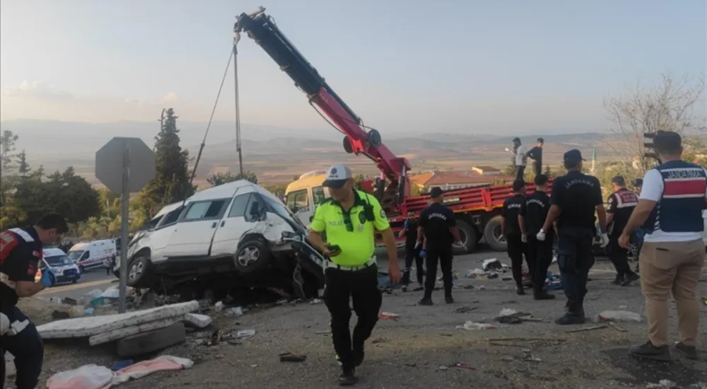 Fieni  patlayan kamyon trafik ışığındaki 3 araca  çarptı: 6 ölü, 16 yaralı