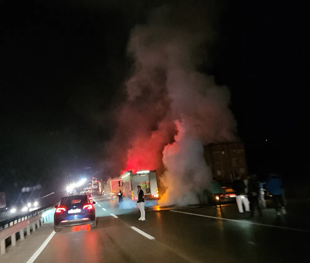 Bursa yolunda tır alevlere teslim oldu