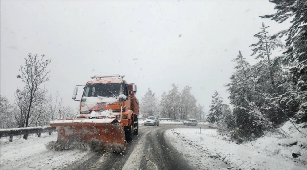 Kar yağışı Orhaneli-Bursa kara  yolunda ulaşımda aksamalara neden oluyor