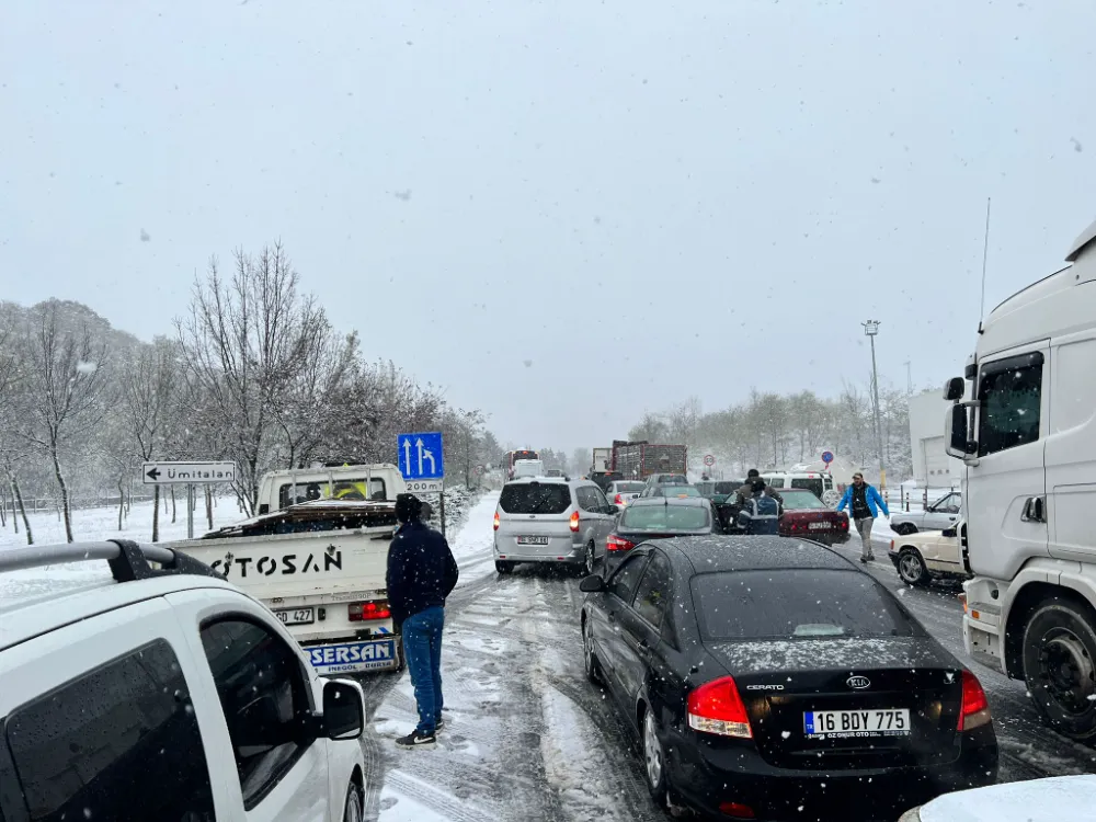 Ümitalan’da yoğun kar nedeniyle trafik felç oldu