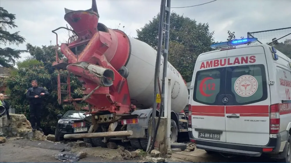 Yokuştan kayan  beton mikseri 7 araca zarar  verdi