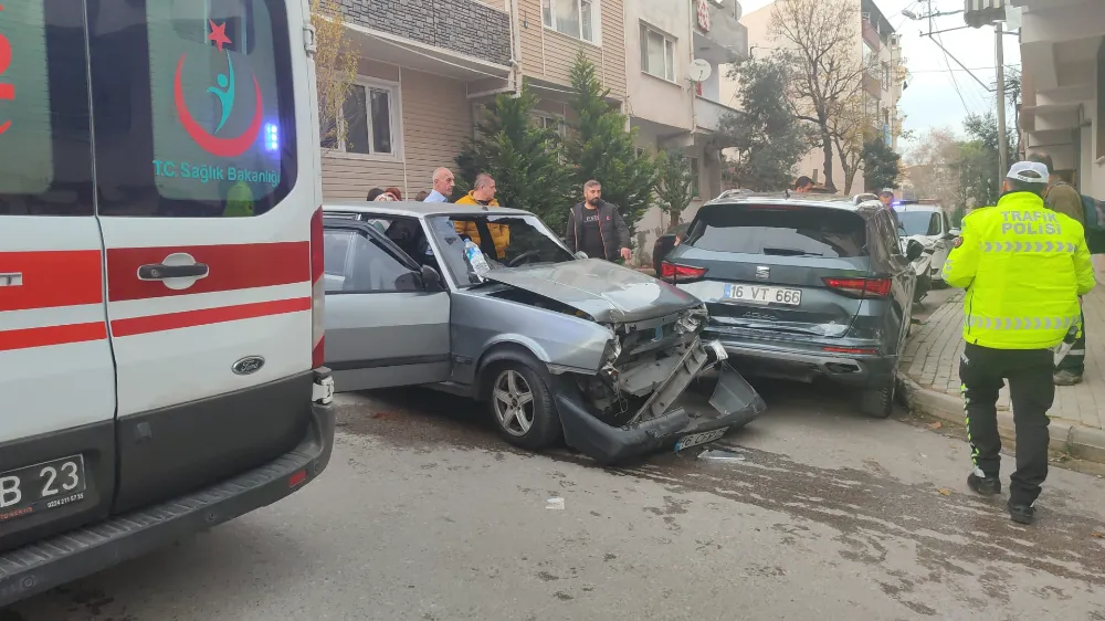 Frenleri boşalınca park halindeki otomobile çarpan araçtaki 2 kişi yaralandı